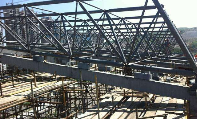 日喀则简述网架公司的黑色压型钢板的吊装步履